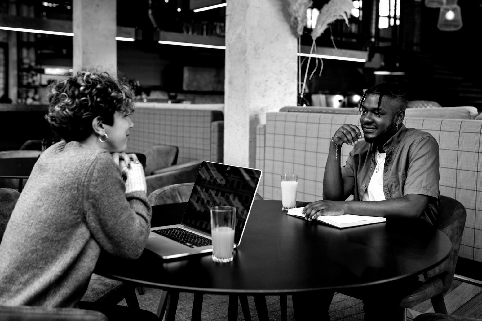 Espace de travail collaboratif moderne avec documents financiers et ordinateurs